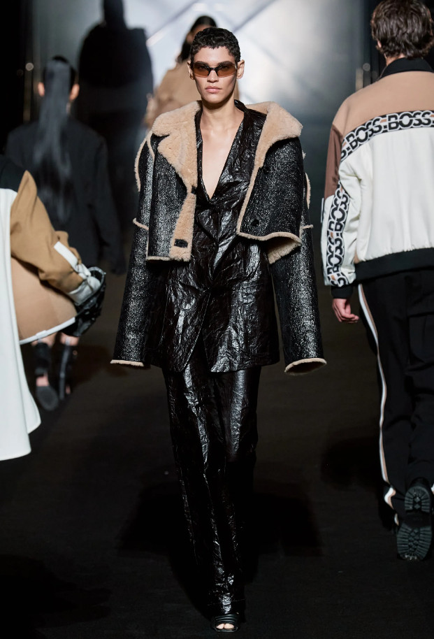 Тренд зима 2022-2023 – модная куртка-дубленка из коллекции Boss