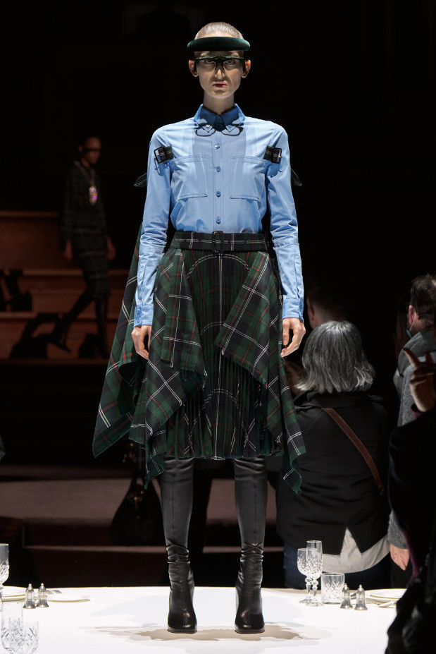 Модные юбки из коллекции Burberry зима 2022-2023 