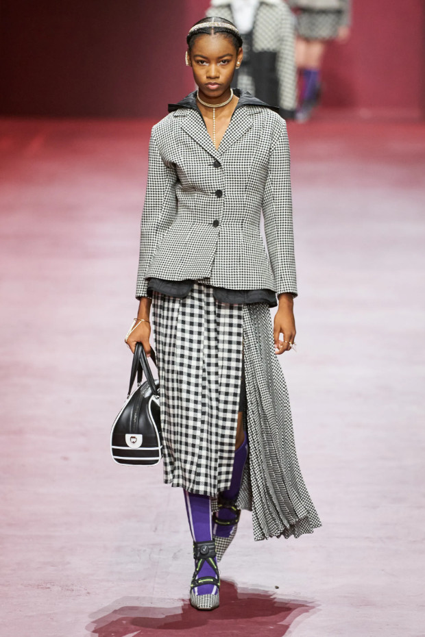 Модные юбки из коллекции Christian Dior зима 2022-2023 