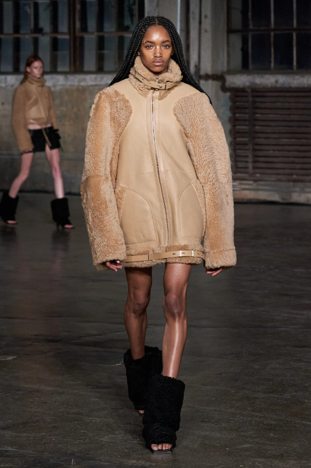 Тренд зима 2022-2023 – модная куртка-дубленка из коллекции Dion Lee