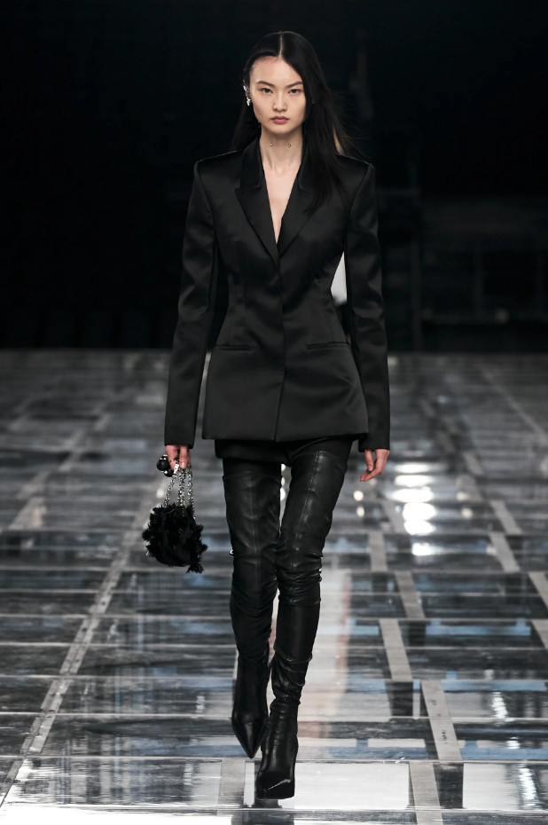 Модный женский пиджак из коллекции зима 2022-2023 Givenchy