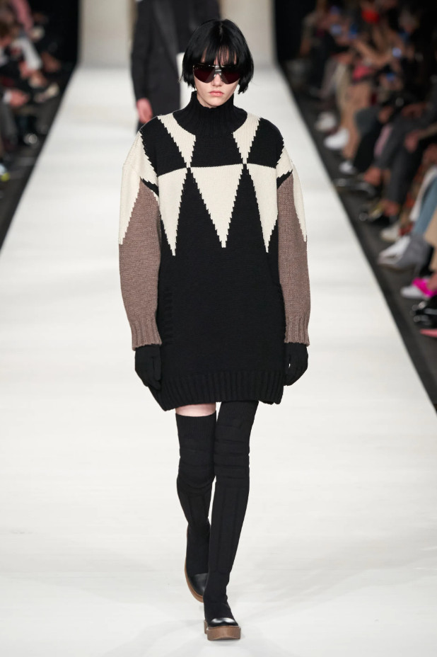 Модное платье-свитер из коллекции зима 2022-2023 Max Mara
