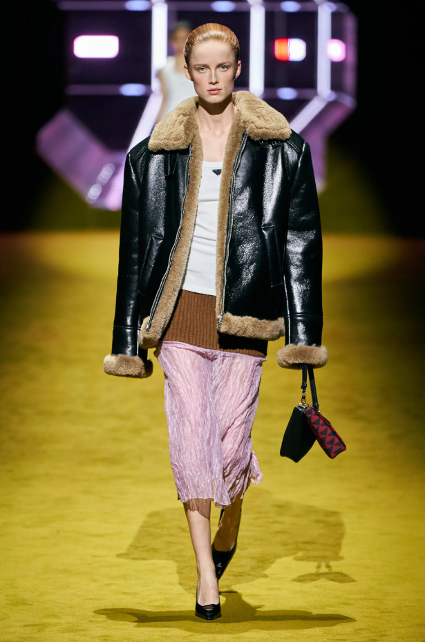 Тренд зима 2022-2023 – модная куртка-дубленка из коллекции Prada