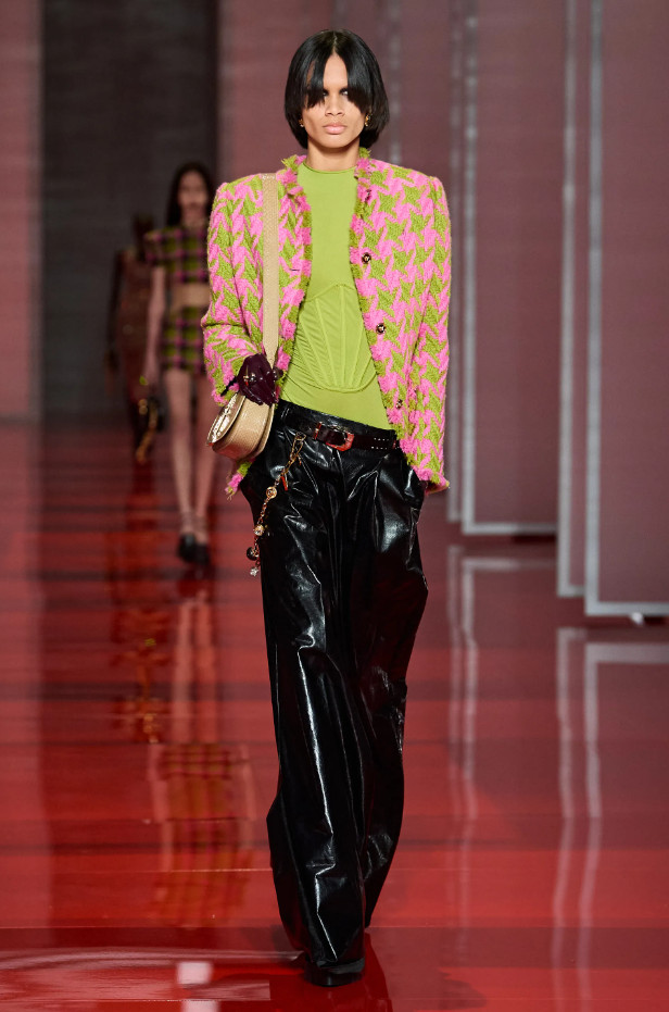 Модный цвет зимы 2022-2023 - неон. Образ из коллекции Versace
