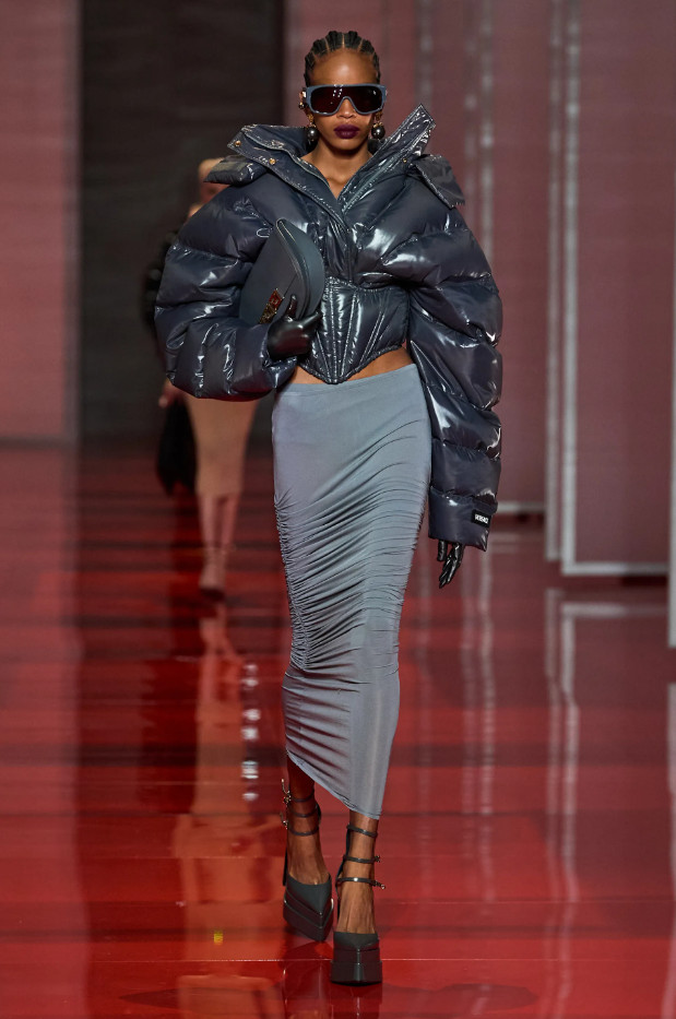 Тренд верхней одежды зима 2022-2023 – модные пуховики из коллекции Versace