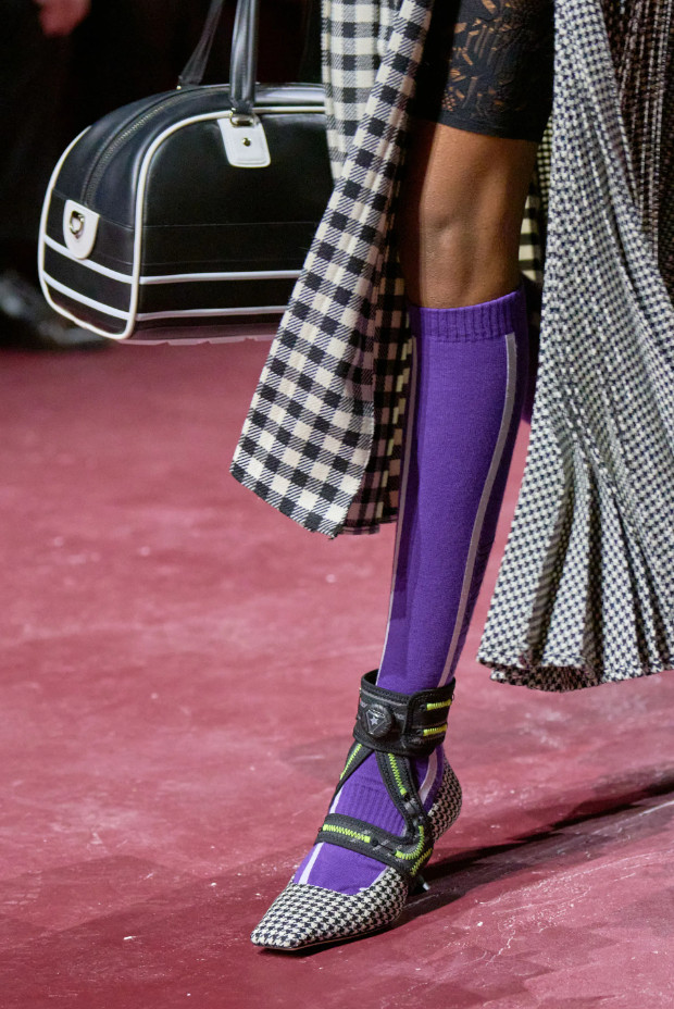 Модный тренд в одежде зима 2022-2023 - гольфы. Образ из новой коллекции Christian Dior