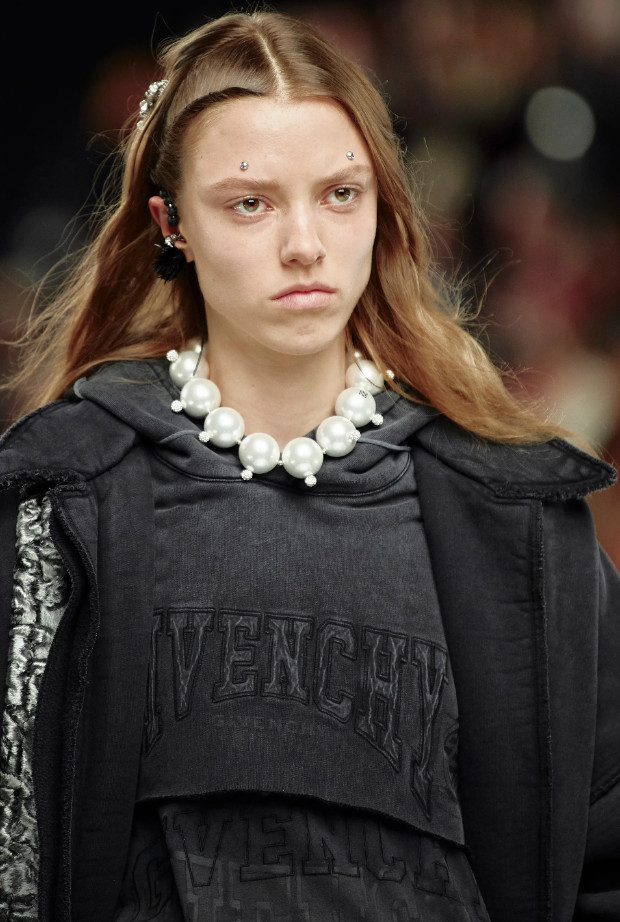 Модные украшения из коллекции зима 2022-2023 Givenchy