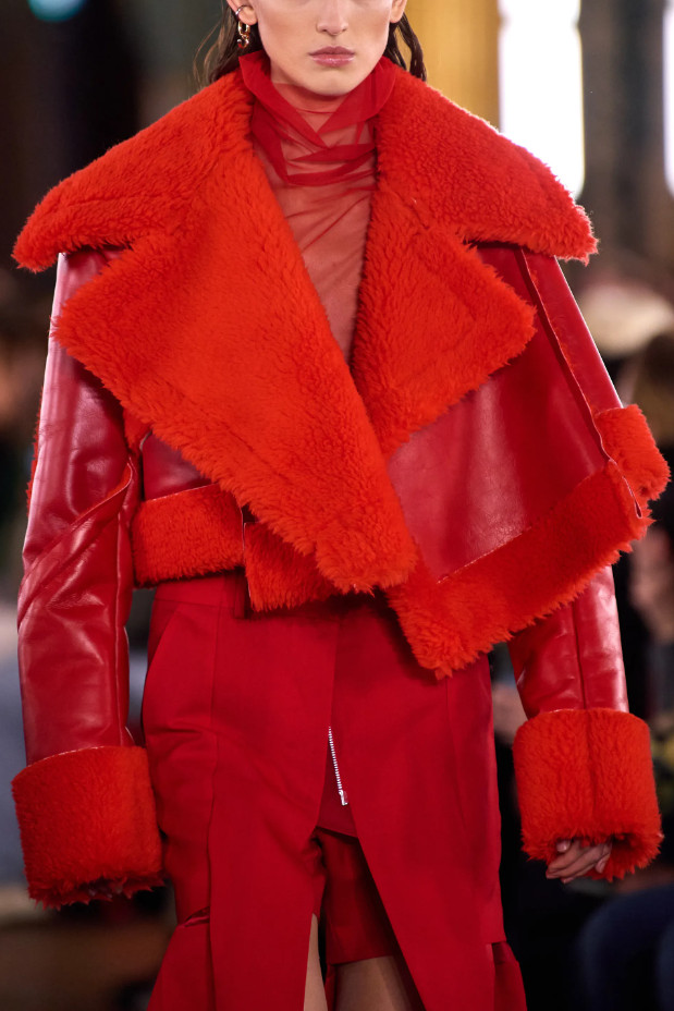 Тренд зима 2022-2023 – модная куртка-дубленка из коллекции Sacai