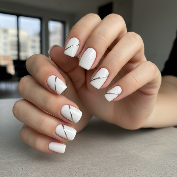 Асимметричный дизайн на коротких квадратных ногтях