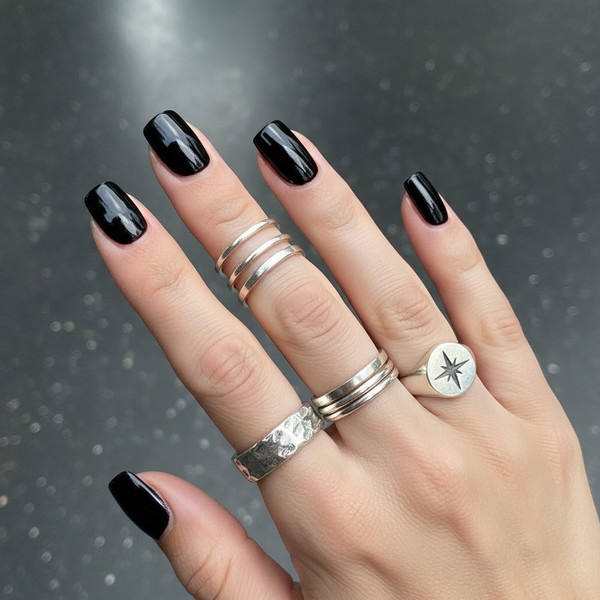 Глянцевый черный маникюр на коротком квадрате