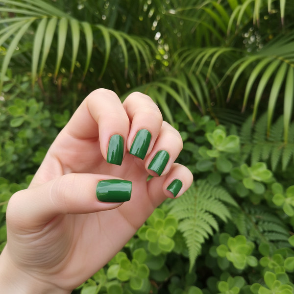 Зеленый маникюр на коротких ногтях
