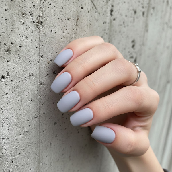 Матовый серый маникюр на коротких ногтях