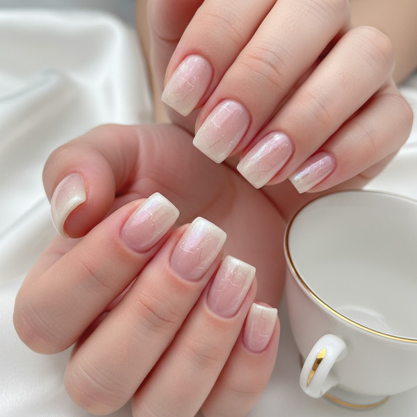 Фарфоровый маникюр на коротких ногтях