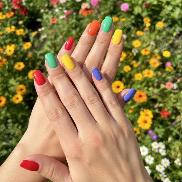 Радужный маникюр на коротких ногтях