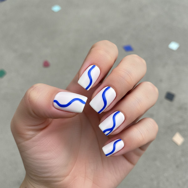 Боковой френч на коротких ногтях