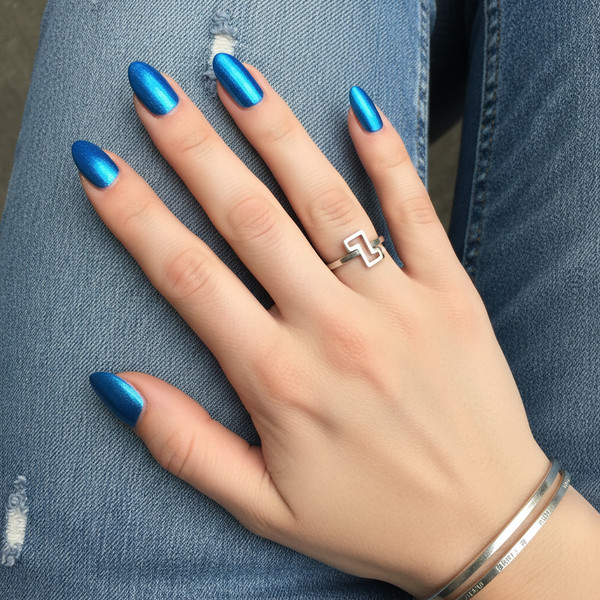Глубокий синий маникюр на коротких ногтях