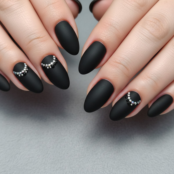 Маникюр со стразами на коротких ногтях