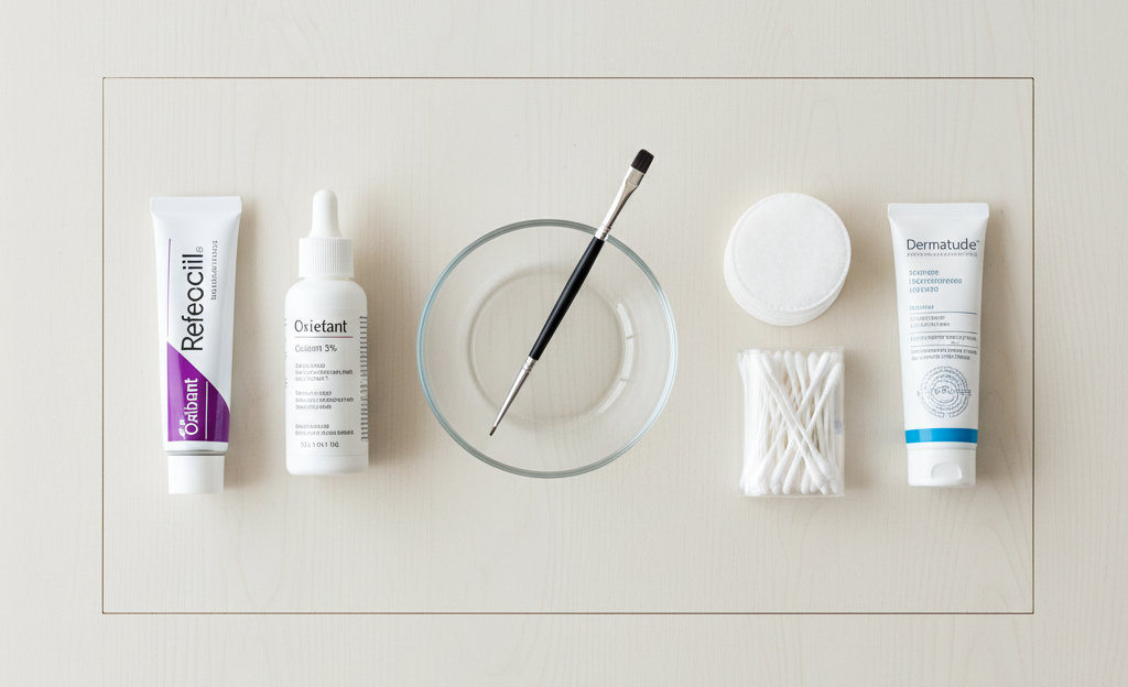 Инструменты и материалы, необходимые для окрашивания бровей дома.