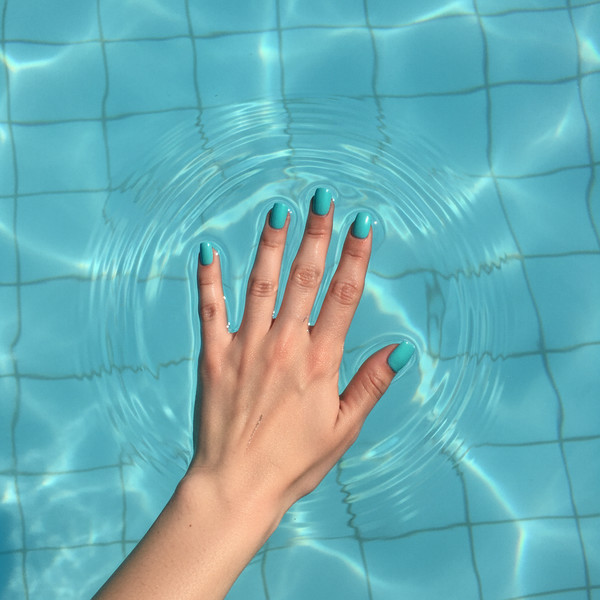 Бирюзовый маникюр на короткие квадратные ногти