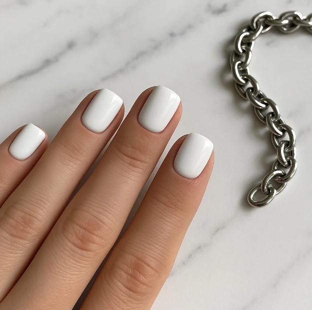 Белый маникюр на короткие квадратные ногти